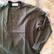 画像1: UNITUS（ユナイタス）　　collarless pullover shirt　　　100％cotton/Oliveカラー (1)